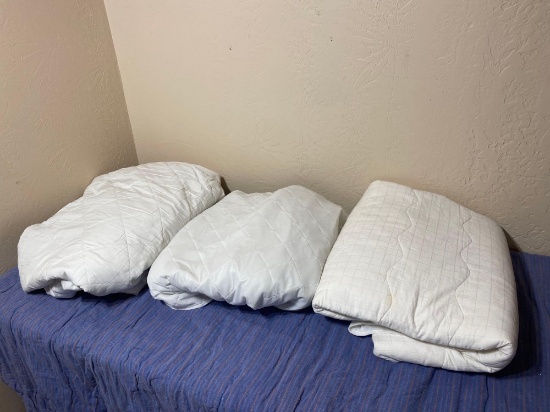 3 QUEEN MATTRESS PADS ??????? USED LIKE NEW CONDITION