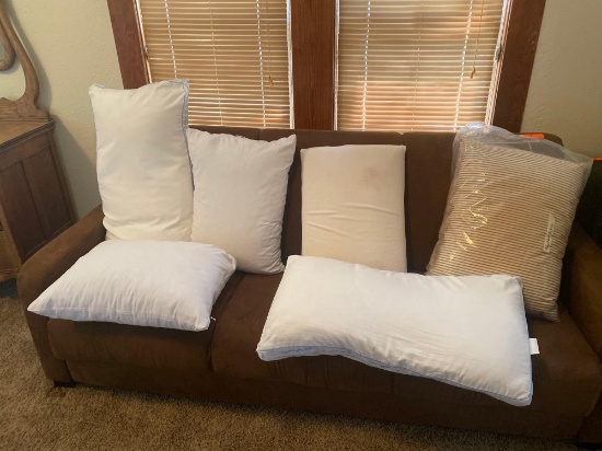 VARIETY OF 7 PILLOWS ( 2 ARE FEATHERED PILLOWS) ??????? USED LIKE NEW CONDITION