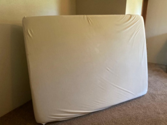 QUEEN MATTRESS. USED LIKE NEW CONDITION