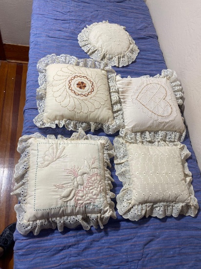 5 THROW PILLOWS ???????USED LIKE NEW CONDITION