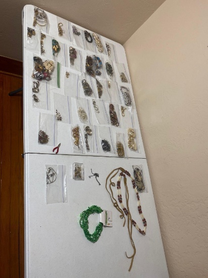 ASSORTMENT OF COSTUMER JEWELRY