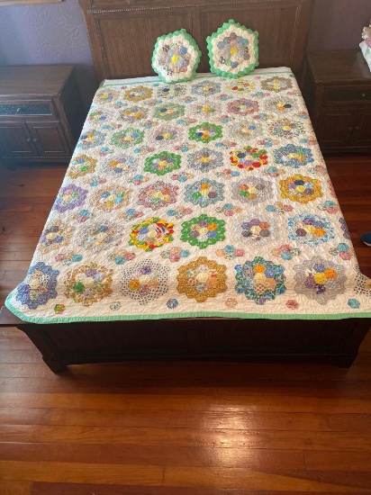1 72 ? X 82 ? QUILT 2 16 ? X 16 ? HEXAGON PILLOWS ???????USED LIKE NEW CONDITION