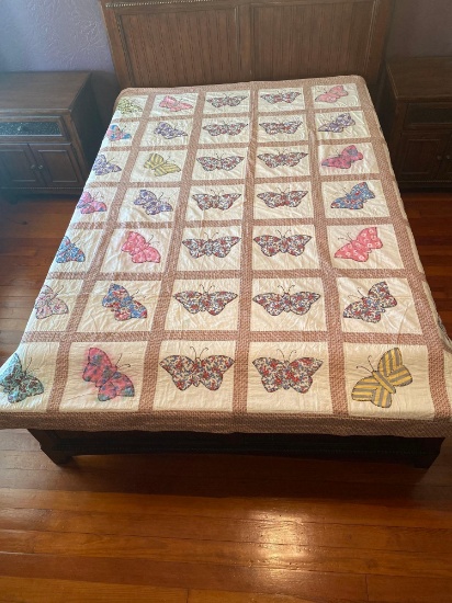 82 ? X 90 ? QUILT ???????USED LIKE NEW CONDITION