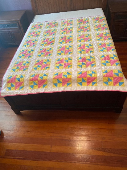 62 ? X 72 ? QUILT ???????USED LIKE NEW CONDITION