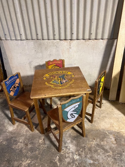 Kids Harry Potter Hogwarts table, 4 chairs. Great condition!