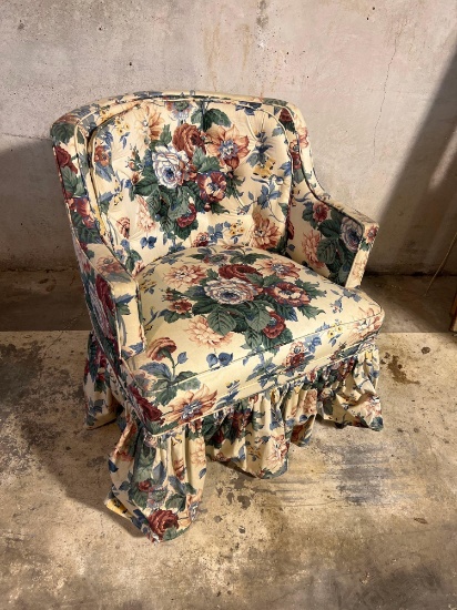 Floral accent chair. Good condition!