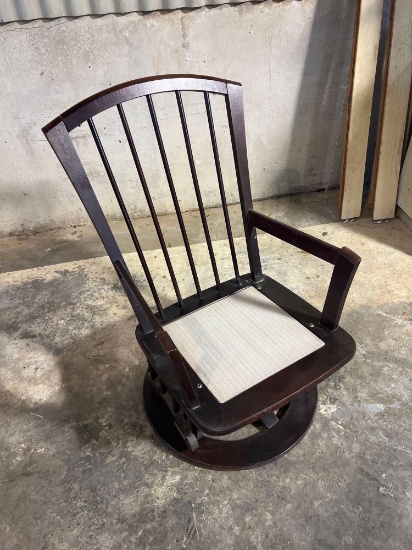 Dutailier gliding rocking chair w/rocking footstool. Missing cushion....