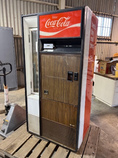 Vintage Coca Cola machine. Does work....
