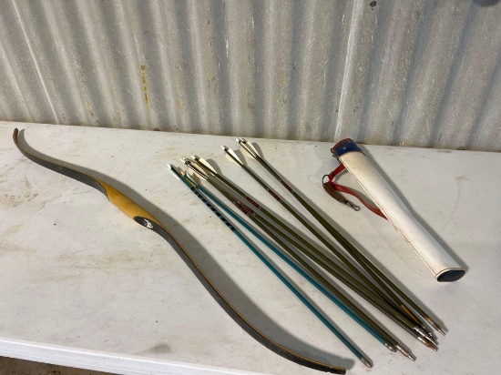 Bow & Arrows w/case. Black Hawk