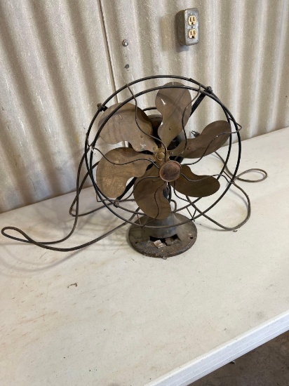 Emerson Vintage fan works and oscillates