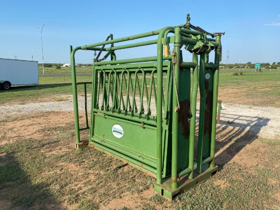 8' Powder River Squeeze Chute... in great shape...