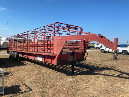 32' triple axle gooseneck stock trailer bar top 2 cuts no floor bill of sale only