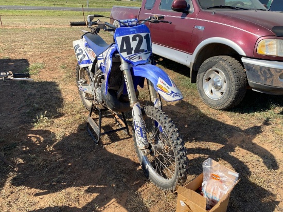 2005 YZ250 Dirt bike 2 stroke runs great... comes with a box of extra parts... 5 hours on top end