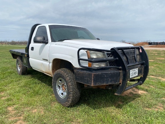 '05 CHEVY 3/4 TON 4 WHEEL DRIVE 183,000 MILES NEW FLATBED WIRED FOR T&S FEEDER SELLS WITH A TITLE...