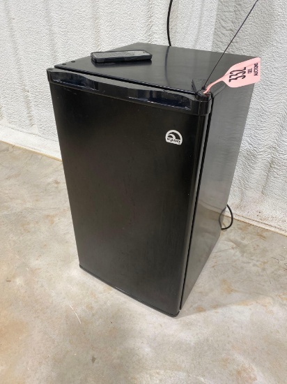 IGLOO MINI FRIDGE 17" X 30"