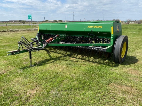 JOHN DEERE GRAIN DRILL BD 1113 DOUBLT DISC 6" SPACING BARN KEPT 13 FT WIDE 26 HOLE WON'T FIND A