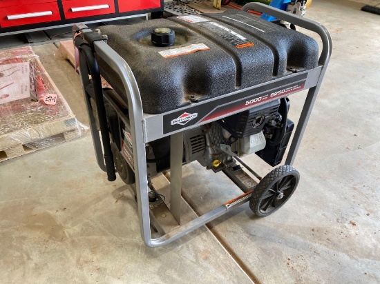 BRIGGS AND STRATTON GENERATOR 5000 WATTS 6500 STARTING WATTS 296 CC 9 GROSS HORSE POWER PULL START