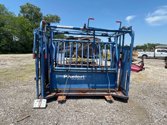 PREIFERT SQUEEZE CHUTE HAS A SET OF SCALES HAS AN EC2000 MONITOR