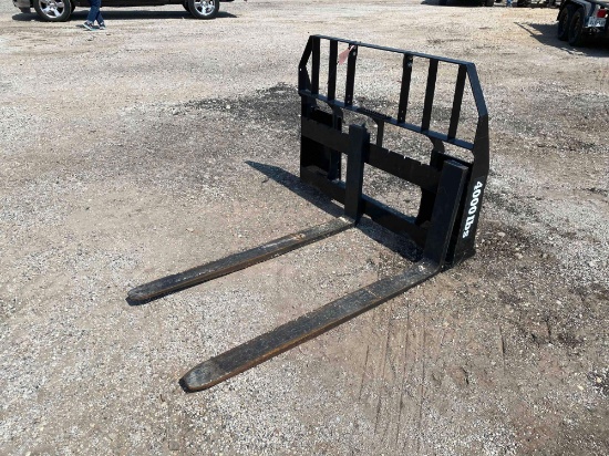SKID STEER PALLET FORKS