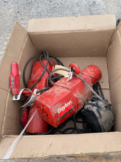 DAYTON 1/2 TON ELECTRIC CHAIN HOIST