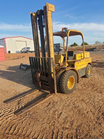 Hyster 9000 lb Lift Capacity Gas Fork Lift