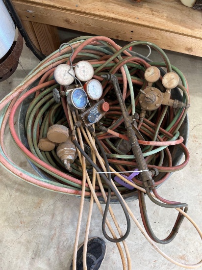 TORCH WITH HOSES IN TUB