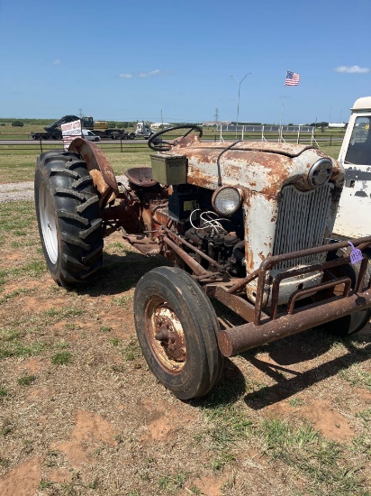 MODEL 850 FORD TRACTOR
