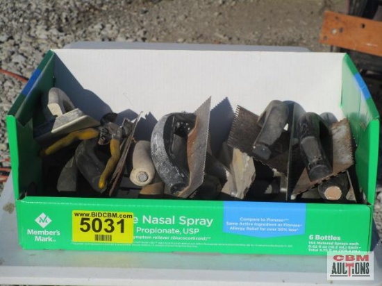 Assorted tile trowels and tools *D