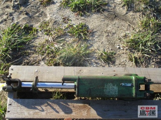 Hydraulic implement lift cylinder lRC105097 looks like maybe a John Deere...