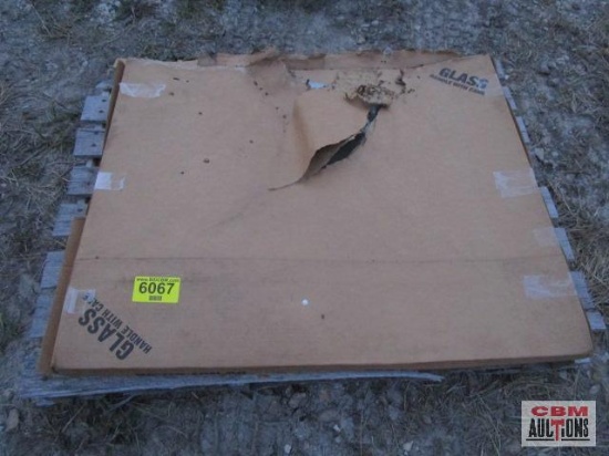 Case International Right Hand / Left Hand Cab Door Glass P#109584C2 Fits Tractor Models: 786, 886,