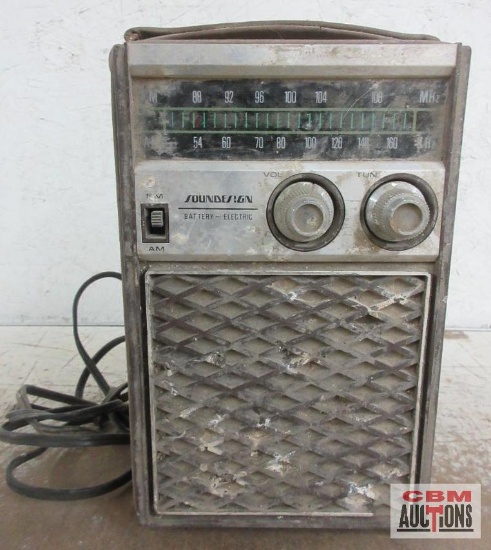 Soundesign 222230 AM-FM Portable Radio - Made Sound When Plugged In Needs Work