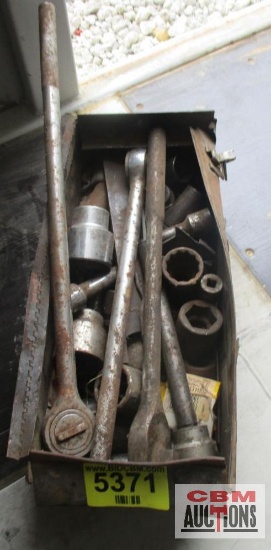 Metal Tool Box Large Sockets & Ratchet *E26