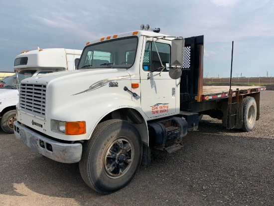 2000 International 4900 S/A 3 Ton Flatbed Truck