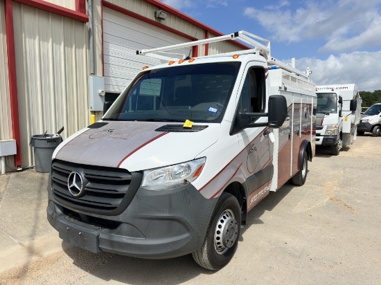 2021 Mercedes Benz Landscape Truck
