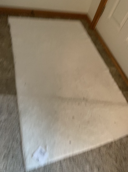 Large Excellent Condition White Entry Rug 3' By 5'