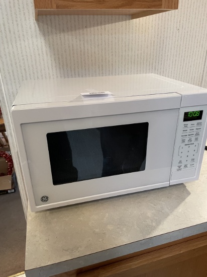 Like new GE White Microwave in excellent condition with original box