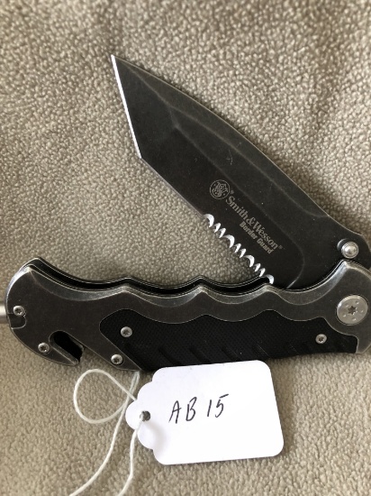 Smith and Wesson Border guard w/glass breaker