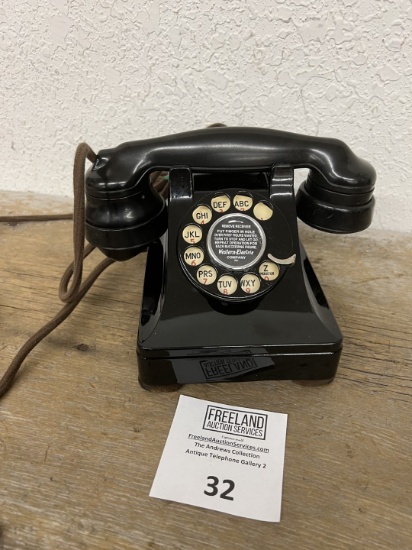 Western Electric 1938 metal 302 desk telephone with small plungers