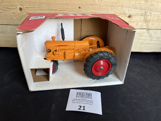 Minneapolis-Moline Modern Machinery 1/16th Scale Collector Edition toy tractor