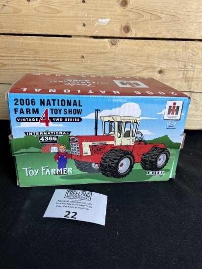 2006 National Farm Toy Show TOY FARMER International Harvester 4366 Toy Tractor in box