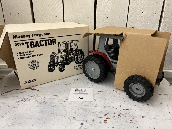 Massey-Ferguson 3070 Tractor ERTL 1/16th scale toy tractor in original package