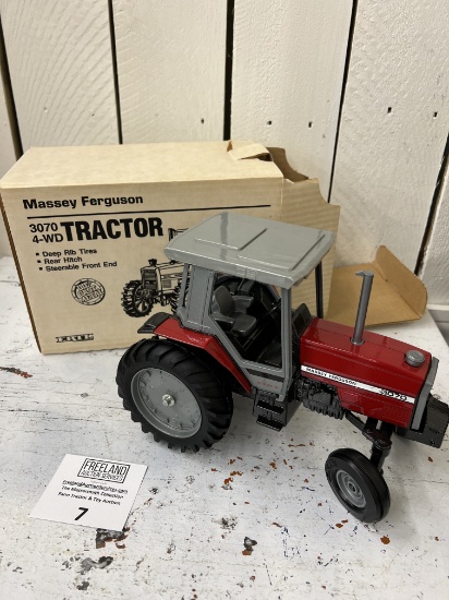Massey-Ferguson 3070 4-WD Tractor Ertl 1/16th scale in original packaging