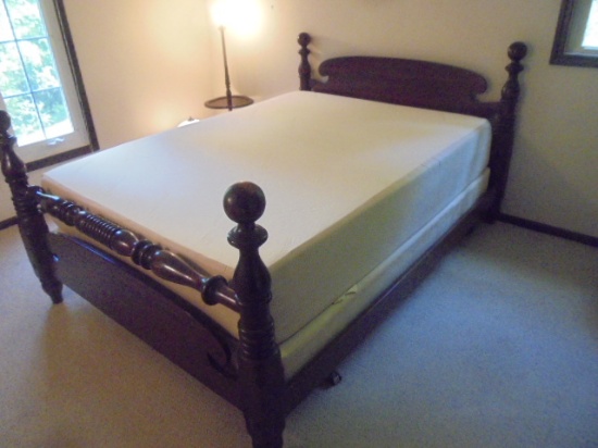 Beautiful Queen Size Bed Complete w/Like New Tempurpedic Memory Foam Mattress Set