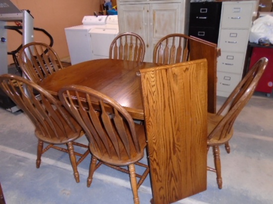 Beautiful Solid Oak Dining Table w/6 Chairs and 2 Center Leaves