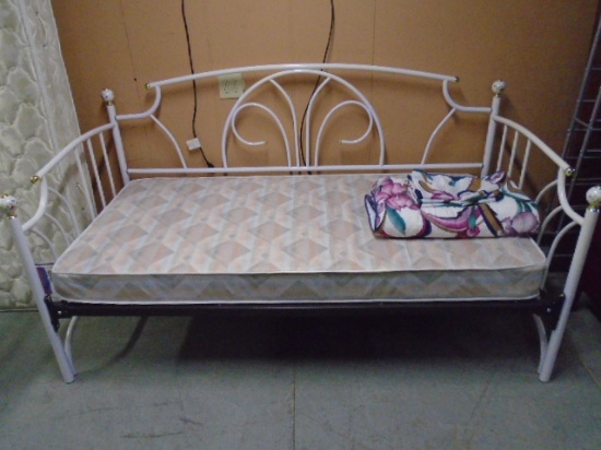 Like New Twin Size White Metal Daybed w/Bedding