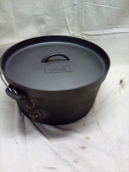 Outdoor Gourmet 14" Cast Iron Dutch Oven with lid