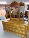 Like New Solid Oak Broyhill 8 Drawer Dresser w/Tri-Fold Mirror