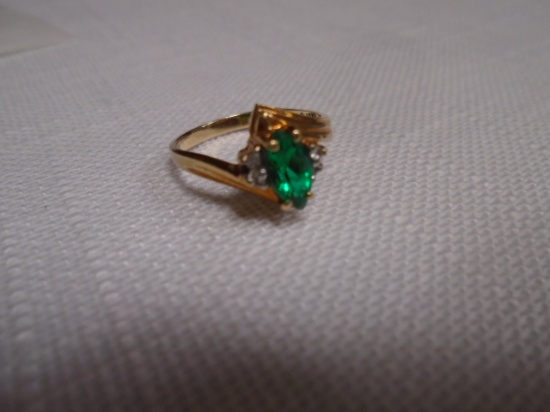 Ladies 10k Emerald & Diamond Ring