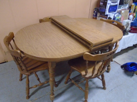 Dining Room Table w/2 Center Leaves and 4 Chairs