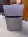 Hisenswe Compact Dorm Refrigerator w/Top Freezer